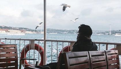 开云在线-前锋伤退+门将失误+越位误判 杯具枪手遭曼城重击